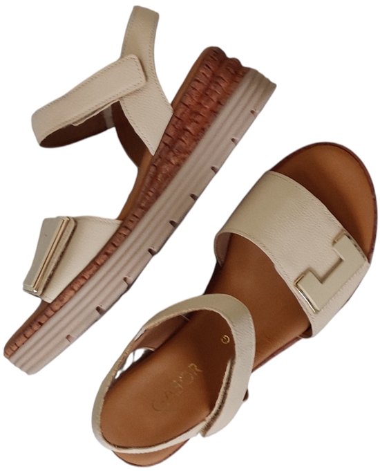 Crèmekleurige sandalen met gesp, leren bandjes en kurken zool met gevlochten rand.