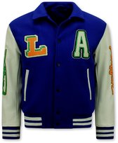 Blauwe college jas met witte mouwen, met geborduurde 'L' en 'A' op de voorkant.