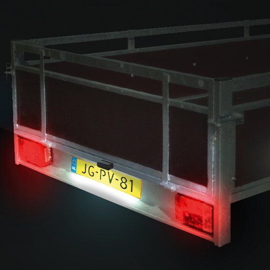 Trailer achterkant met een kentekenplaatverlichting die de gele plaat verlicht.