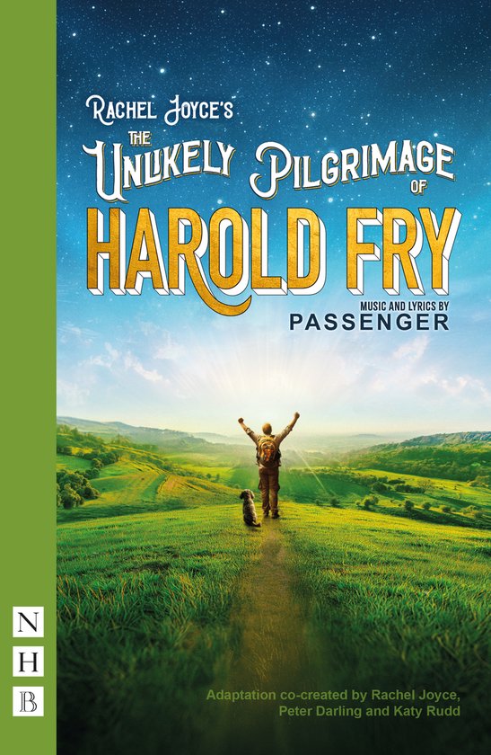Un homme et un chien se tiennent les bras levés sur une colline verdoyante, sous un ciel étoilé. Titre: The Unlikely Pilgrimage of Harold Fry.