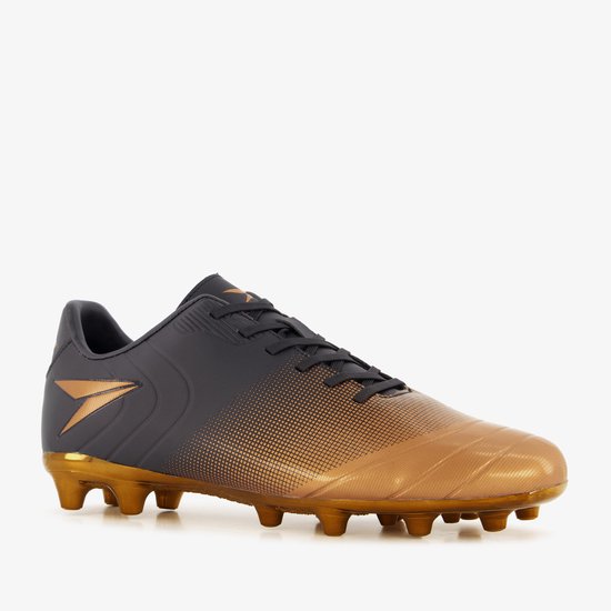 Zwarte voetbalschoen met gouden accenten. De neus en zool zijn goudkleurig, met een gradiënt van goud naar zwart op de voorvoet.