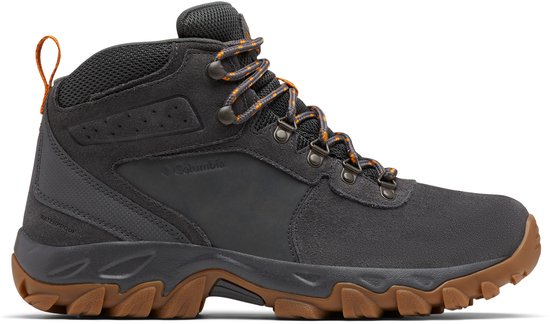 Chaussure de randonnée Columbia en daim gris foncé, semelle marron, logo imperméable, lacets et tirette orange.