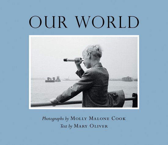 Un garçon aux cheveux blonds regarde à travers un télescope sur un bateau. Texte : OUR WORLD, Photographs by MOLLY MALONE COOK, Text by MARY OLIVER.