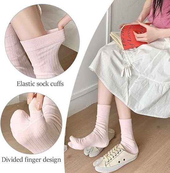 Lichtroze tabi sokken met ribbelpatroon, elastische boord en teenspleet. Getoond met sneakers.