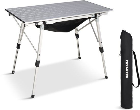 Zilverkleurige, inklapbare aluminium campingtafel met opbergnet en draagtas, op witte achtergrond.