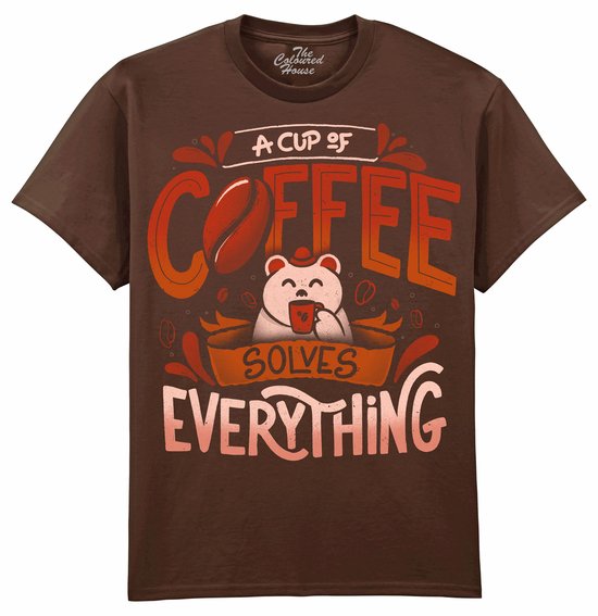 Bruin T-shirt met de tekst 'A Cup Of Coffee Solves Everything' en een schattige beer met een koffiemok.