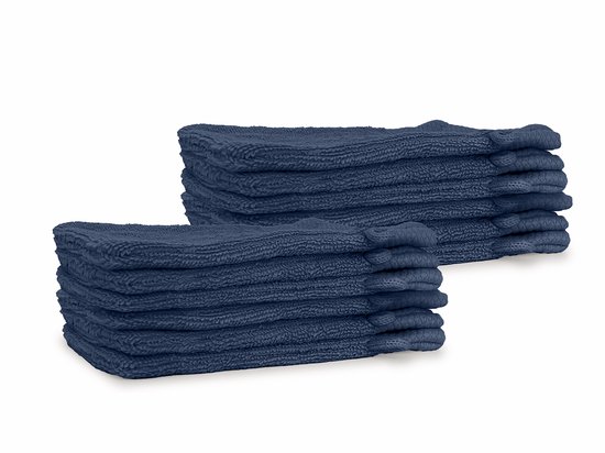 Deux piles de gants de toilette bleu marine avec boucles, sur fond blanc.