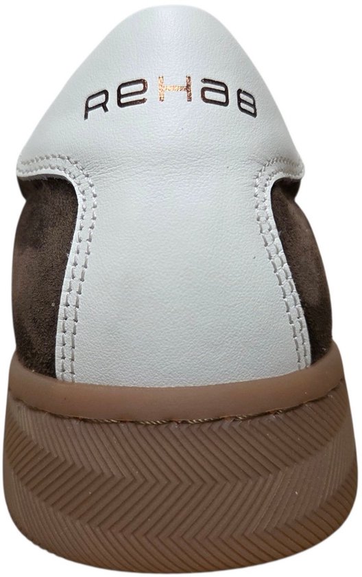 Bruine suède sneaker met witte hiel en bruine zool.