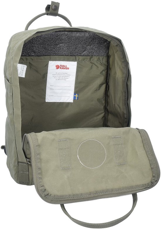 Groene Fjallraven Kanken rugzak, open met een open compartiment, laptophoes en een naamlabel.