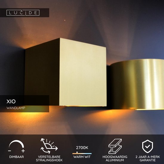 Matgouden wandlamp met kubusvorm en een verstelbare stralingshoek. Warm wit licht.