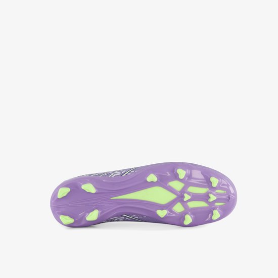 Onderkant lichtpaarse voetbalschoen met groene noppen en abstract patroon.