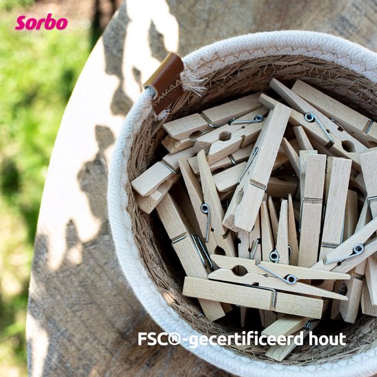 Mand vol met Sorbo houten wasknijpers, gelegen op een houten tafel. Tekst 'FSC®-gecertificeerd hout'.