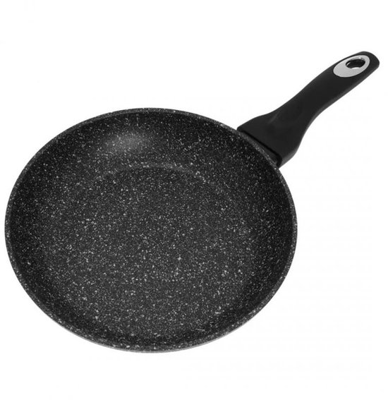 Grijze koekenpan met marmercoating en zwart handvat.