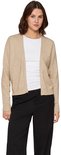 Lichtbeige gebreid vest met lange mouwen, gedragen over een wit shirt en zwarte broek.