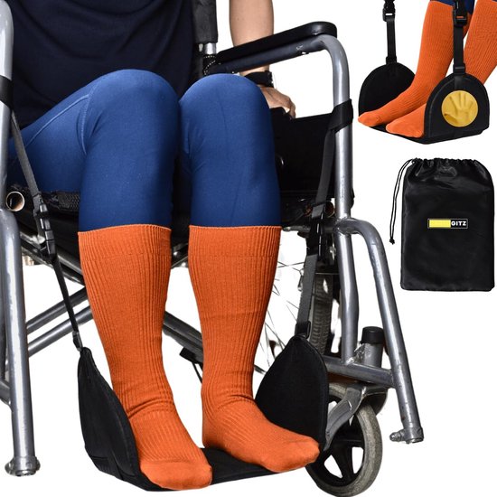 Persoon in rolstoel met oranje sokken op een zwarte, verstelbare voetsteunhangmat. Inclusief opbergzakje.