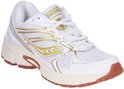 Witte Saucony sneaker met gouden accenten en bruine zool, zij-aanzicht.