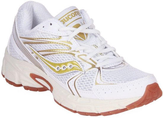 Witte Saucony sneaker met gouden accenten en bruine zool, zij-aanzicht.