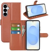 Bruine kunstlederen wallet case, gesloten, open met telefoon en open in staande modus