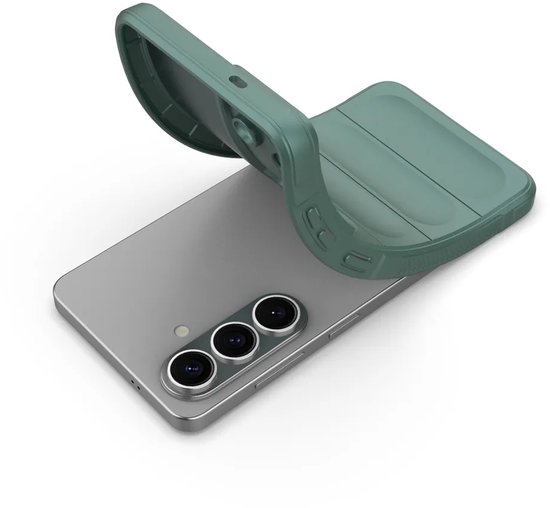 Groene TPU gripcase wordt over een zilveren telefoon met drievoudige cameralens geplaatst.