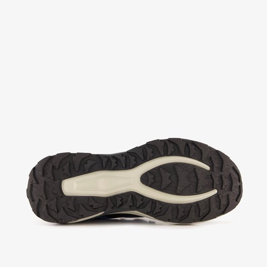 Zwarte buitenzool van een wandelschoen met beige accenten en een gripvast profiel.