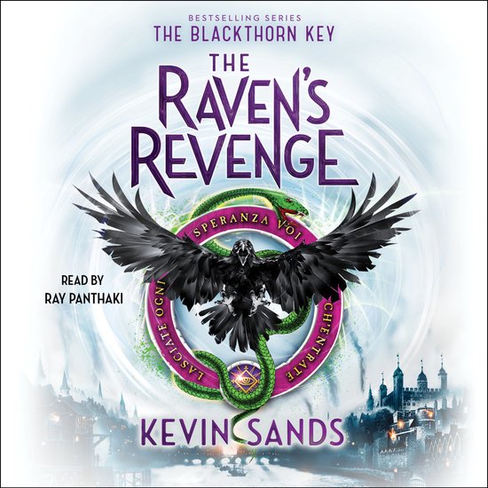 Boekcover 'The Raven's Revenge' uit de 'The Blackthorn Key'-serie. Met een kraai met uitgespreide vleugels, een slang en de tekst 'The Raven's Revenge' en 'Kevin Sands'.