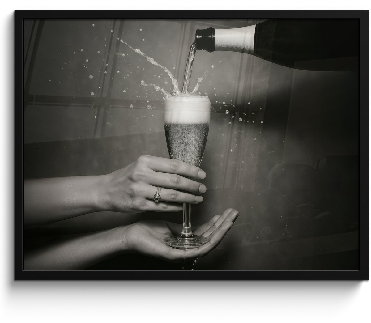 FrameYourWall Poster in lijst - Fotolijst 70x50 cm - Posters - Champagnefles - Glas - Minimalistisch - Spetters - Posterlijst zwart - Decoratie - Wanddecoratie woonkamer - Muurdecoratie slaapkamer Champagnefles - Spetters
