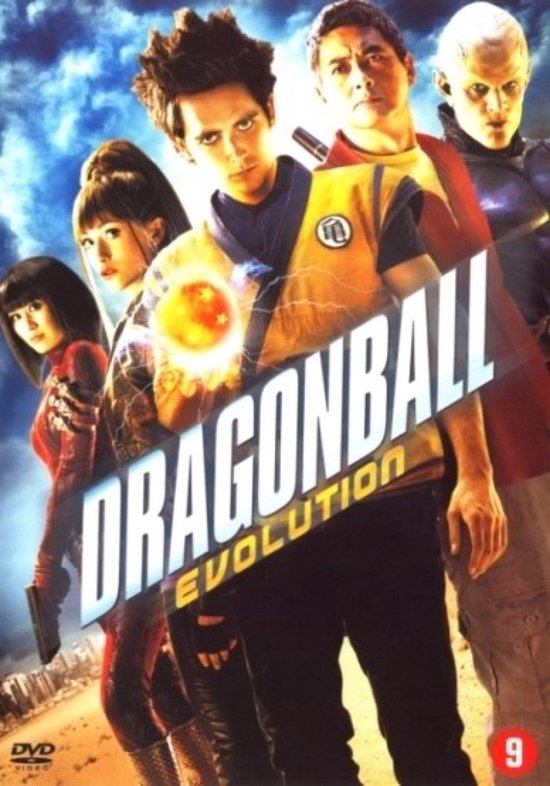De personages uit Dragonball Evolution staan voor een blauwe hemel. Goku in het midden met een gele en oranje outfit, Chi-Chi met rode outfit en zwarte jas.