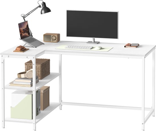 Wit L-bureau met metalen frame en drie open vakken. Bureau is voorzien van laptop, monitor en lamp.