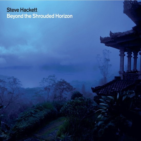 Pochette d'album de Steve Hackett : Beyond the Shrouded Horizon, avec un paysage bleu brumeux et une architecture orientale sur la droite.