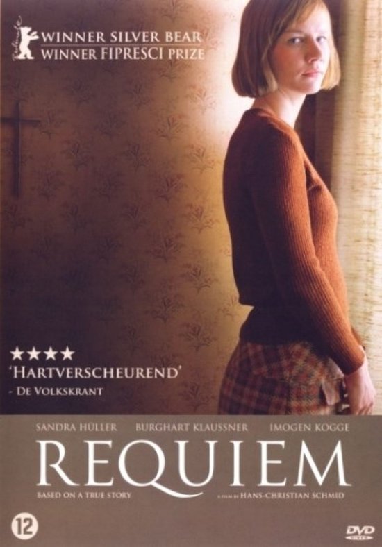 Filmcover met een vrouw in een bruine trui en geruite rok, met de tekst 'Requiem' en 'WINNER SILVER BEAR WINNER FIPRESCI PRIZE'.