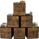 Set van zes stoffen opbergdozen met houtprint, gevuld met diverse spullen.