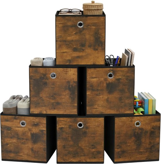 Set van zes stoffen opbergdozen met houtprint, gevuld met diverse spullen.