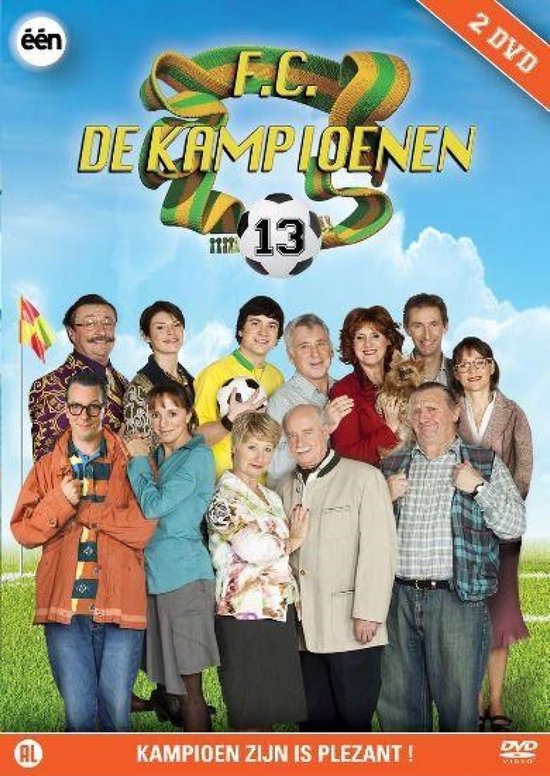Groep van 11 mensen lachend op een grasveld met een wolkige hemel. FC De Kampioenen.