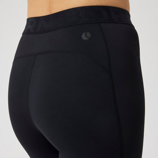 Detail van de achterkant van de zwarte Björn Borg sportlegging, met logo en stiksels.