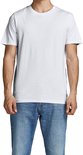 Man met wit T-shirt en spijkerbroek.