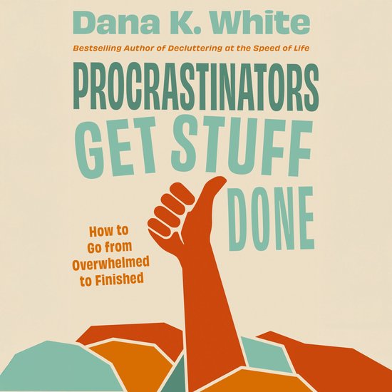 Couverture de livre "Procrastinators Get Stuff Done" et "How to Go from Overwhelmed to Finished". Une main orange pouce levé émerge d'un paysage montagneux.