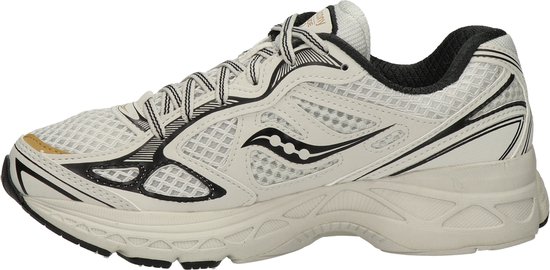 Zijaanzicht van een witte Saucony Guide 7 hardloopschoen met zwarte en gouden accenten.