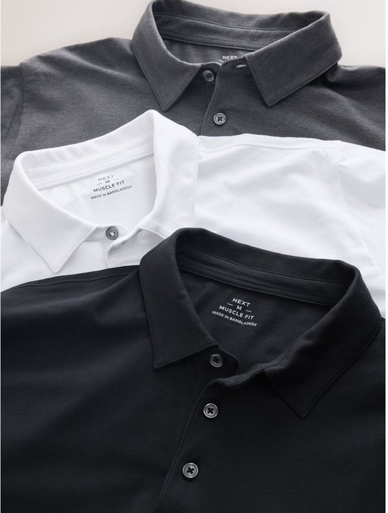 Drie poloshirts met kraag, knoopjes en label 'Muscle Fit' in grijs, wit en zwart.