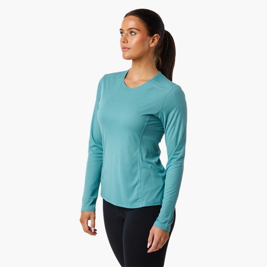 Vrouw met turquoise sportshirt met lange mouwen, merk Swedemount, met logo op de borst.