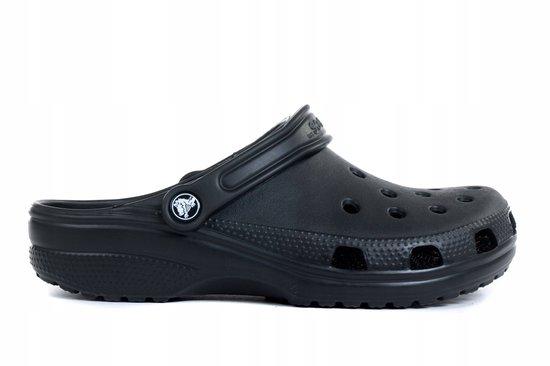 Crocs noir avec bride arrière.