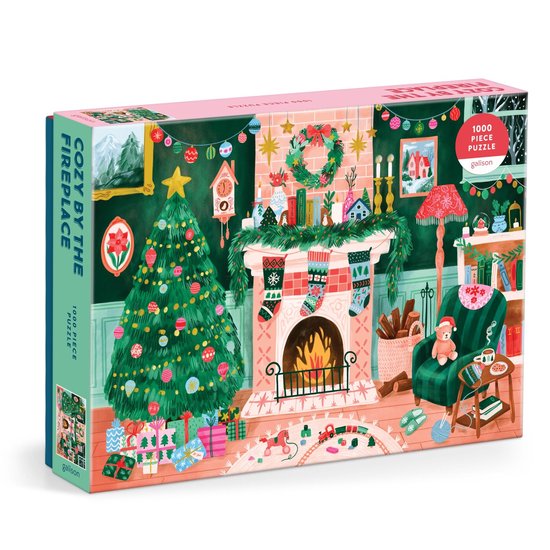 Doos van een 1000-delige puzzel, genaamd 'Cozy by the Fireplace', met een kersttafereel van een woonkamer met kerstboom, open haard en geschenken.