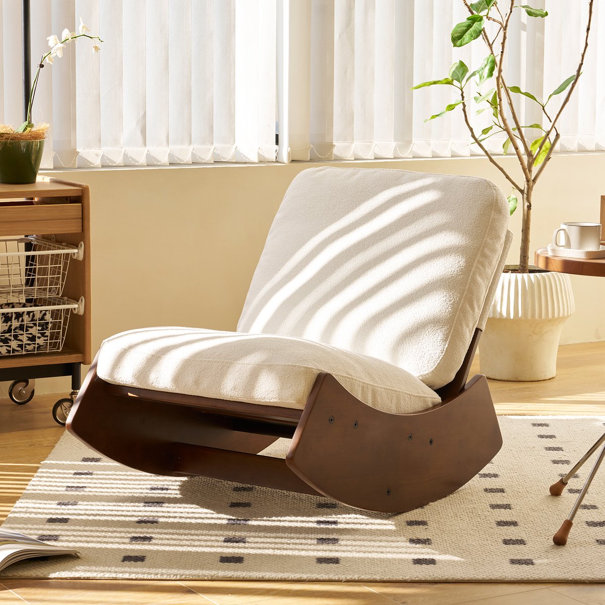 REDOM - Schommelstoel - Glijdende schommelbeweging - Corduroy bekleding - Gepolsterde zitting - Woonkamer en slaapkamer - Hout en stof - Wit - 90 x 62 x 72 cm