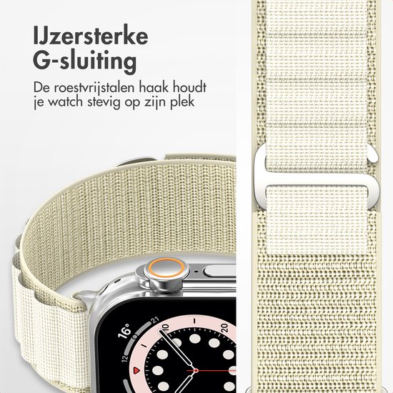 Close-up van een zilverkleurig Apple Watch met een lichtbeige stoffen bandje en een roestvrijstalen G-sluiting.
