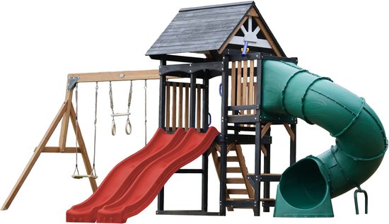 Een wit speeltoestel met huisje, rode dubbele glijbaan, groene buisglijbaan, schommels en ringen.