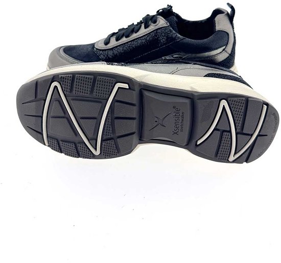 Xsensible sneakers in zilverkleur met donkergrijze details. De zool is donkergrijs met witte accenten en toont het Xsensible logo.