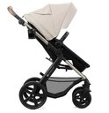 Grijze kinderwagen met beige kap en bruine handgrepen.
