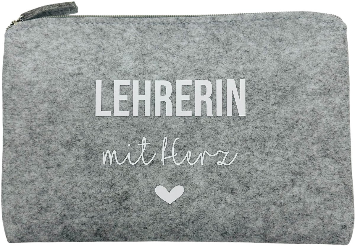 NeLi juf met harttasje, cadeau voor juffen, klein bedankje afscheidscadeautje clutch van grijs vilt met witte letters
