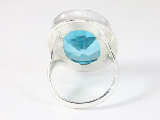 Bague en argent avec une gemme bleu aquamarine facettée, vue par le dessous.