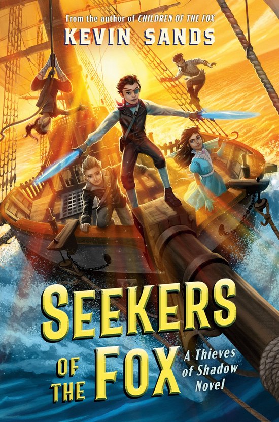 Boekcover van 'Seekers of the Fox' door Kevin Sands. Jongeren op een schip, met in het midden een jongen met een ooglapje, die zwaarden vasthoudt.