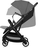 Zij-aanzicht van de grijze en zwarte Lionelo kinderwagen met uitgevouwen kap.